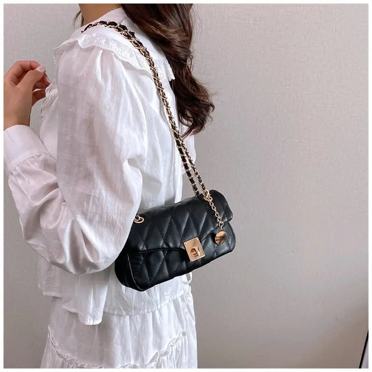 Bolsa Crossbody Matelassê com Corrente Dourada e Fecho Metálico