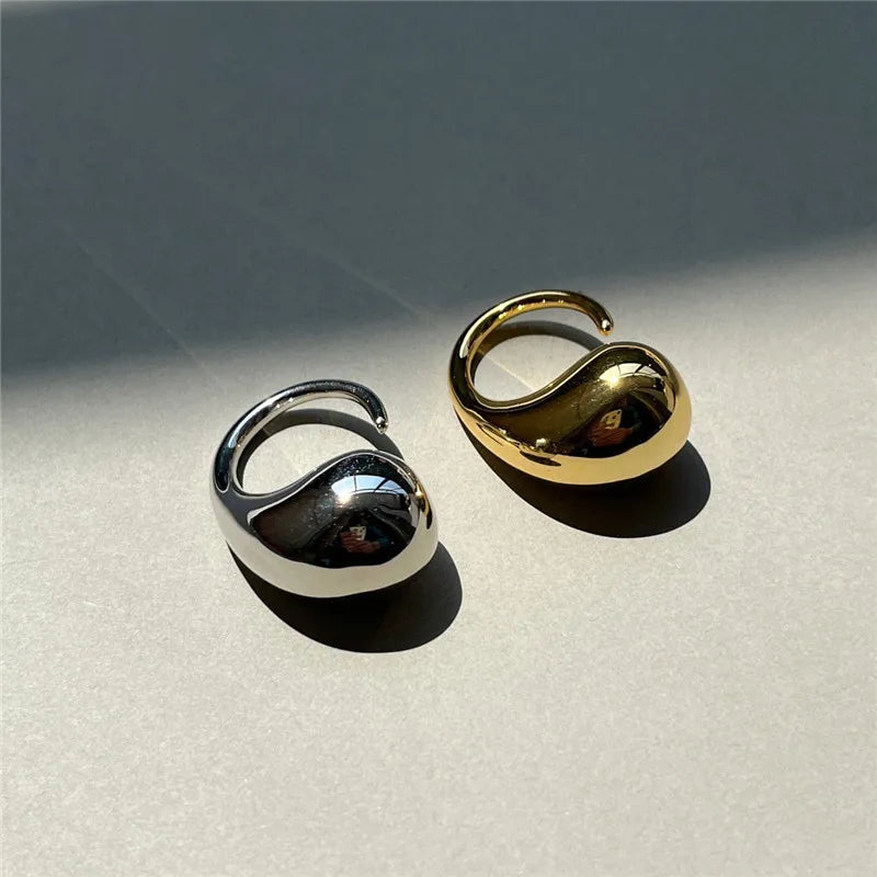 Anel Dourado com Design Geométrico