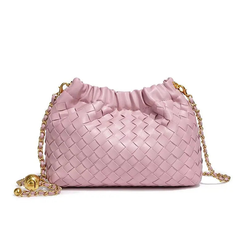 Bolsa Cloud Feminina Trançada com Corrente Dourada