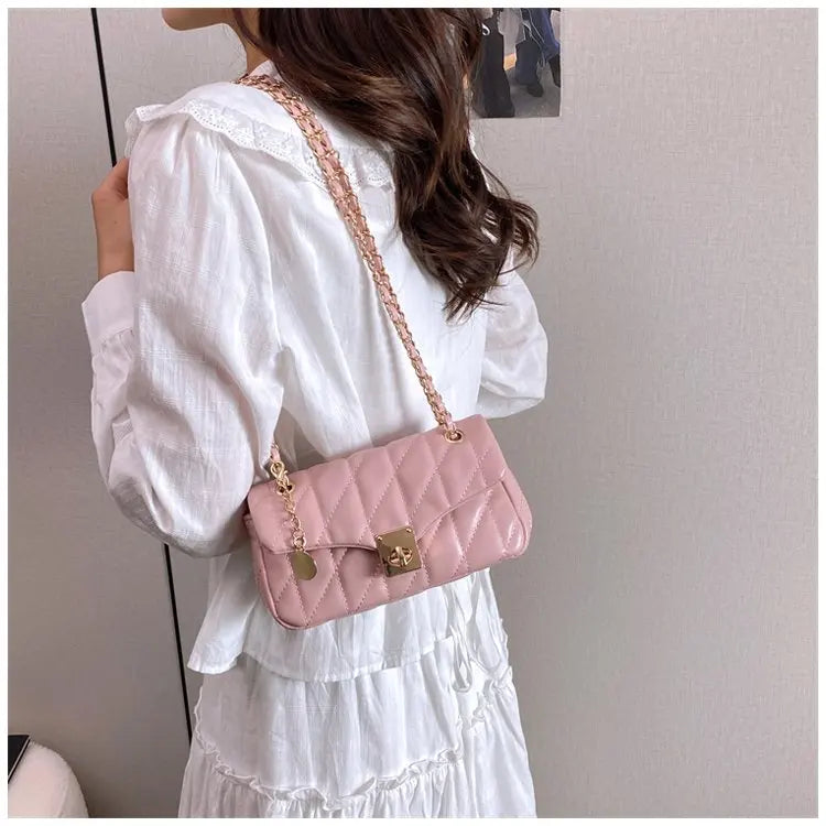 Bolsa Crossbody Matelassê com Corrente Dourada e Fecho Metálico
