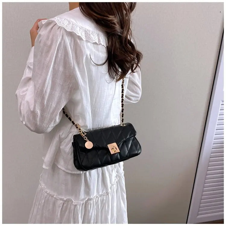 Bolsa Crossbody Matelassê com Corrente Dourada e Fecho Metálico
