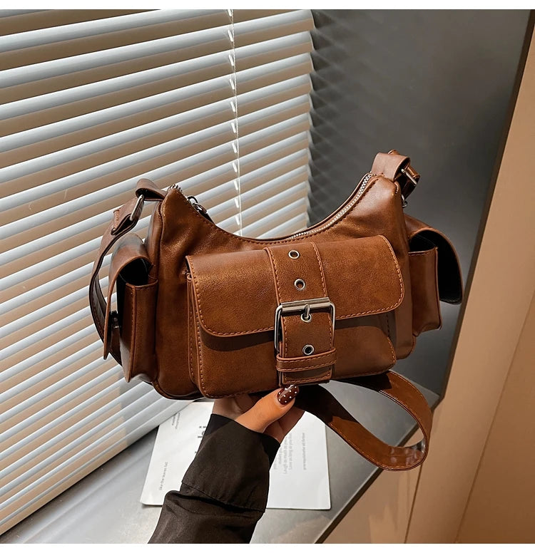 Bolsa Hobo Vintage com Bolsos e Fivela