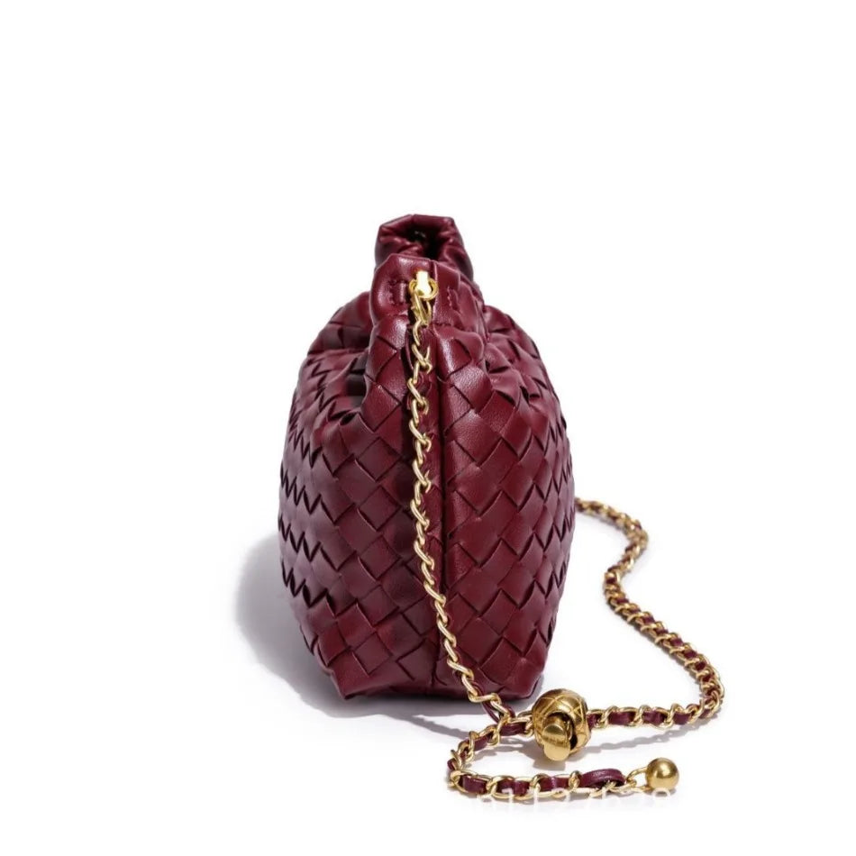 Bolsa Cloud Feminina Trançada com Corrente Dourada