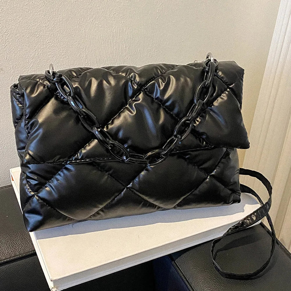 Bolsa Puffer com Corrente em Acrílico Casual