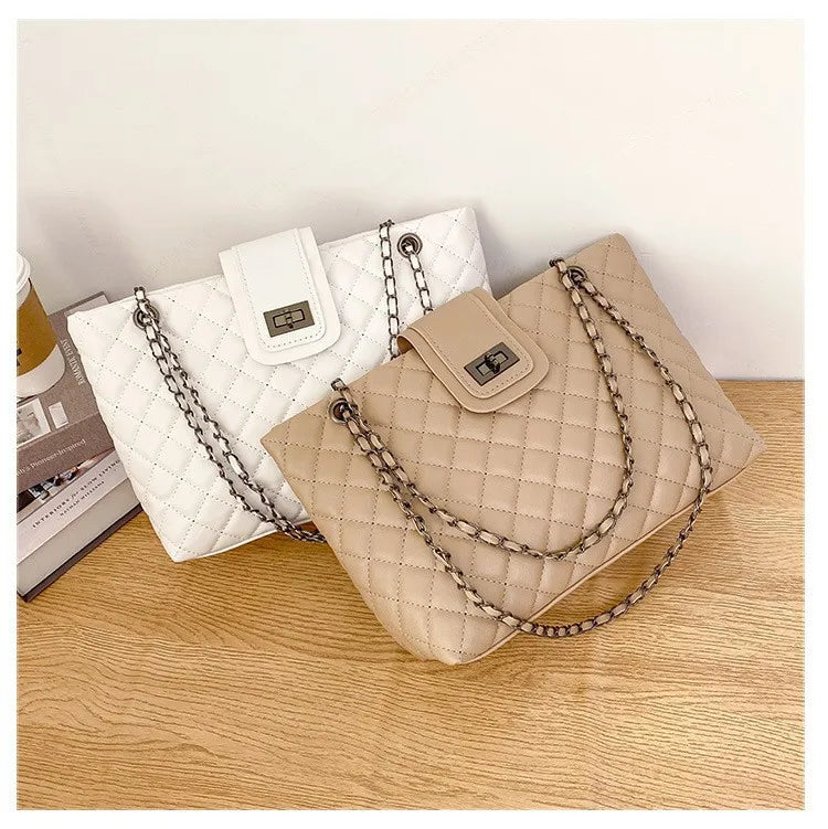 Bolsa Tote Matelassê Grande com Corrente Street Style