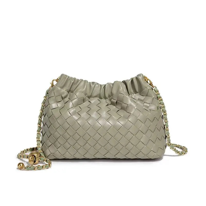 Bolsa Cloud Feminina Trançada com Corrente Dourada
