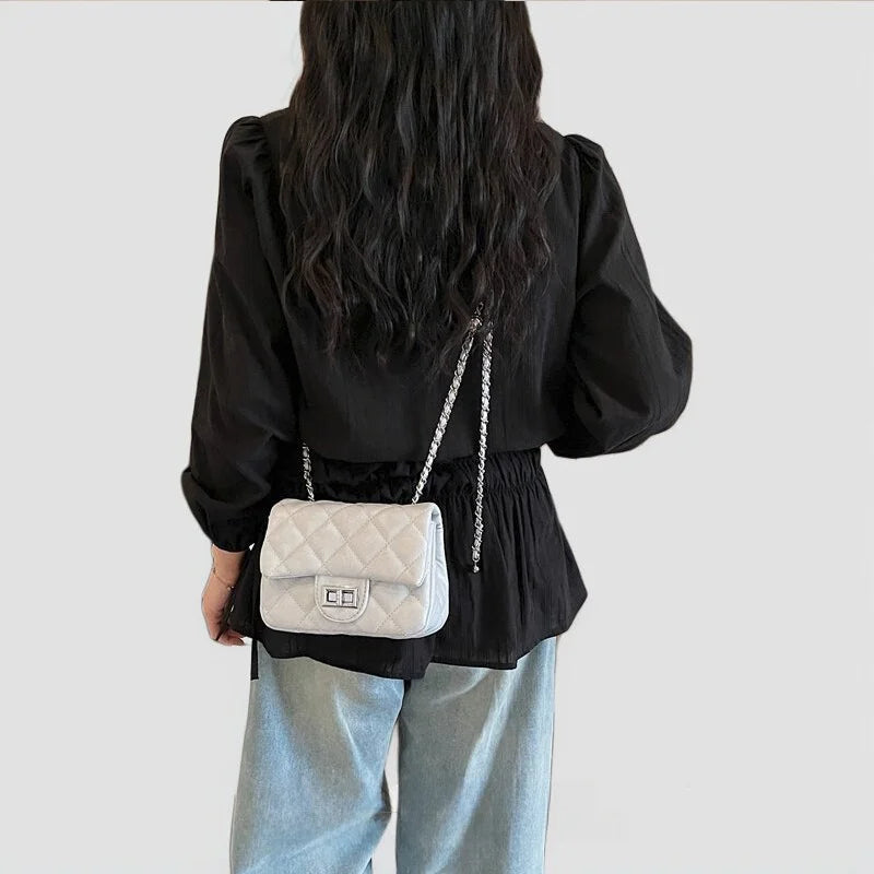 Mini Bolsa Crossbody Matelassê com Corrente Elo
