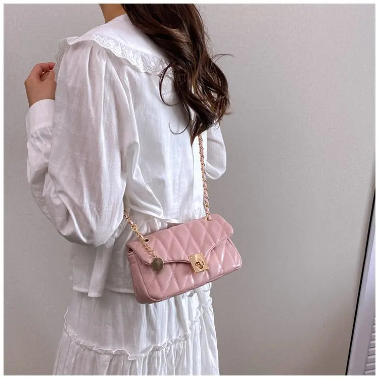 Bolsa Crossbody Matelassê com Corrente Dourada e Fecho Metálico