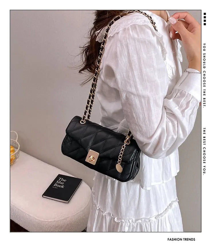Bolsa Crossbody Matelassê com Corrente Dourada e Fecho Metálico