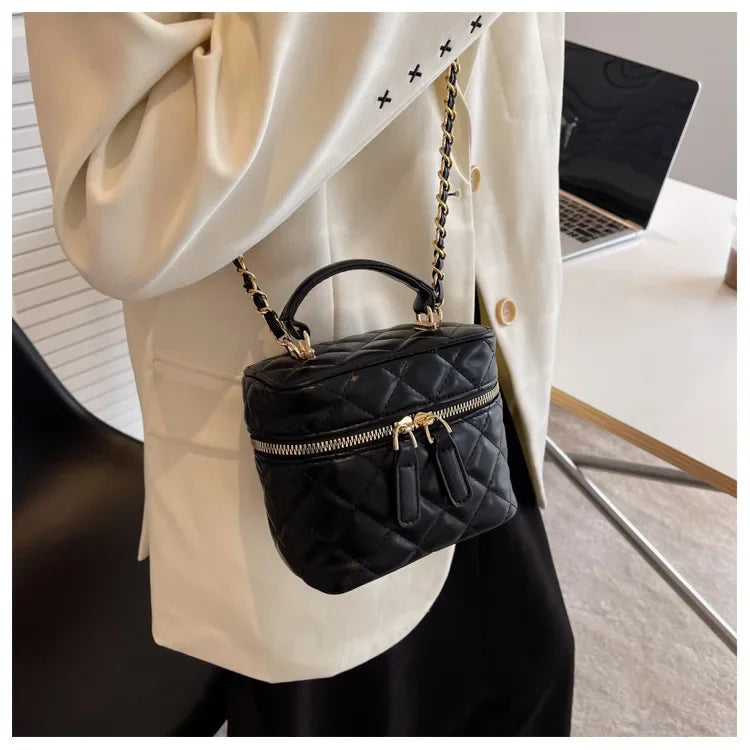 Mini Bolsa Box Matelassê com Corrente Dourada e Alça Superior