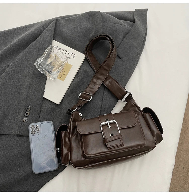Bolsa Hobo Vintage com Bolsos e Fivela