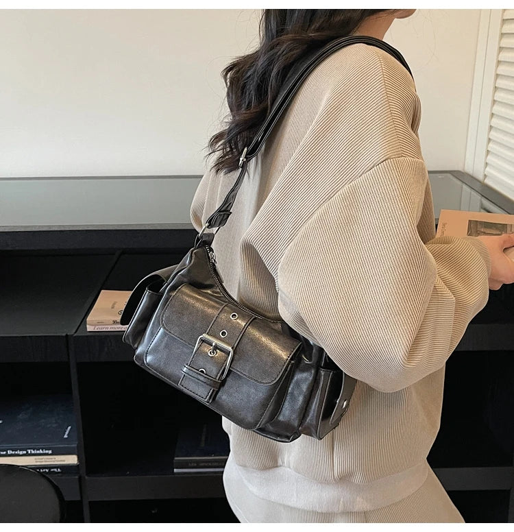 Bolsa Hobo Vintage com Bolsos e Fivela