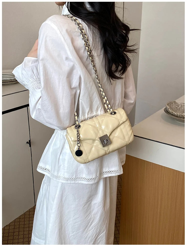 Bolsa Shoulder Cloud Trançada com Alça Argola