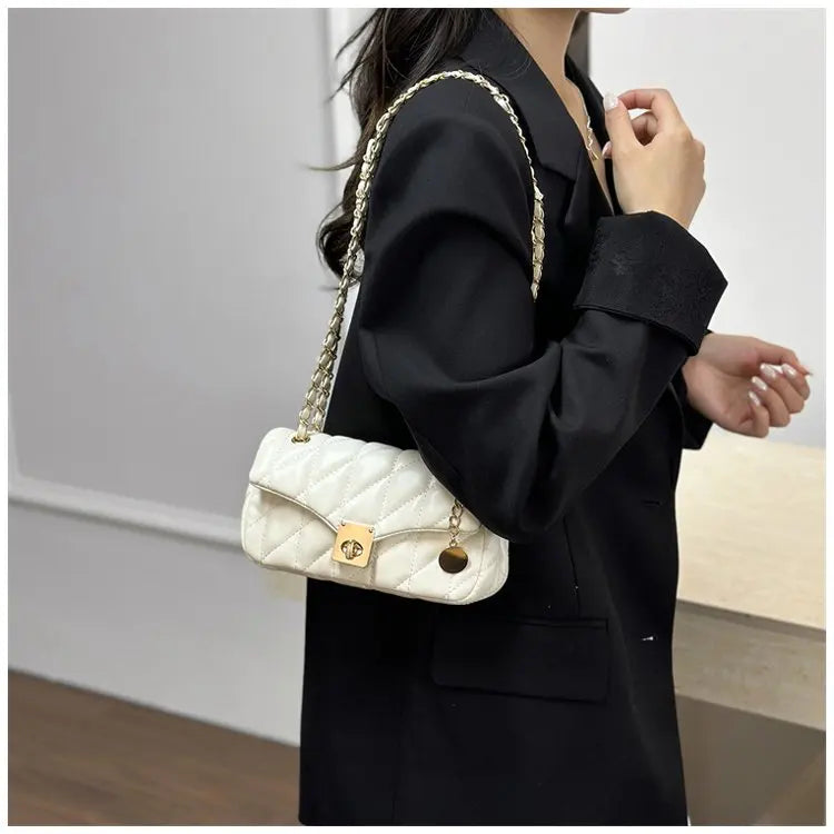 Bolsa Crossbody Matelassê com Corrente Dourada e Fecho Metálico