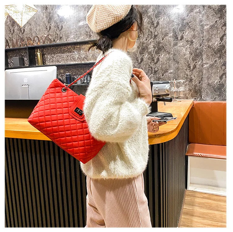 Bolsa Tote Matelassê Grande com Corrente Street Style