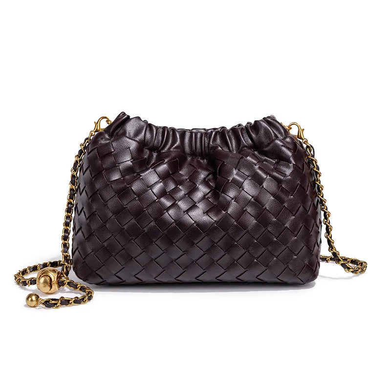 Bolsa Cloud Feminina Trançada com Corrente Dourada