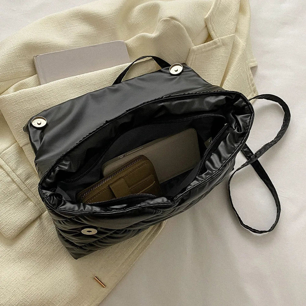 Bolsa Puffer com Corrente em Acrílico Casual
