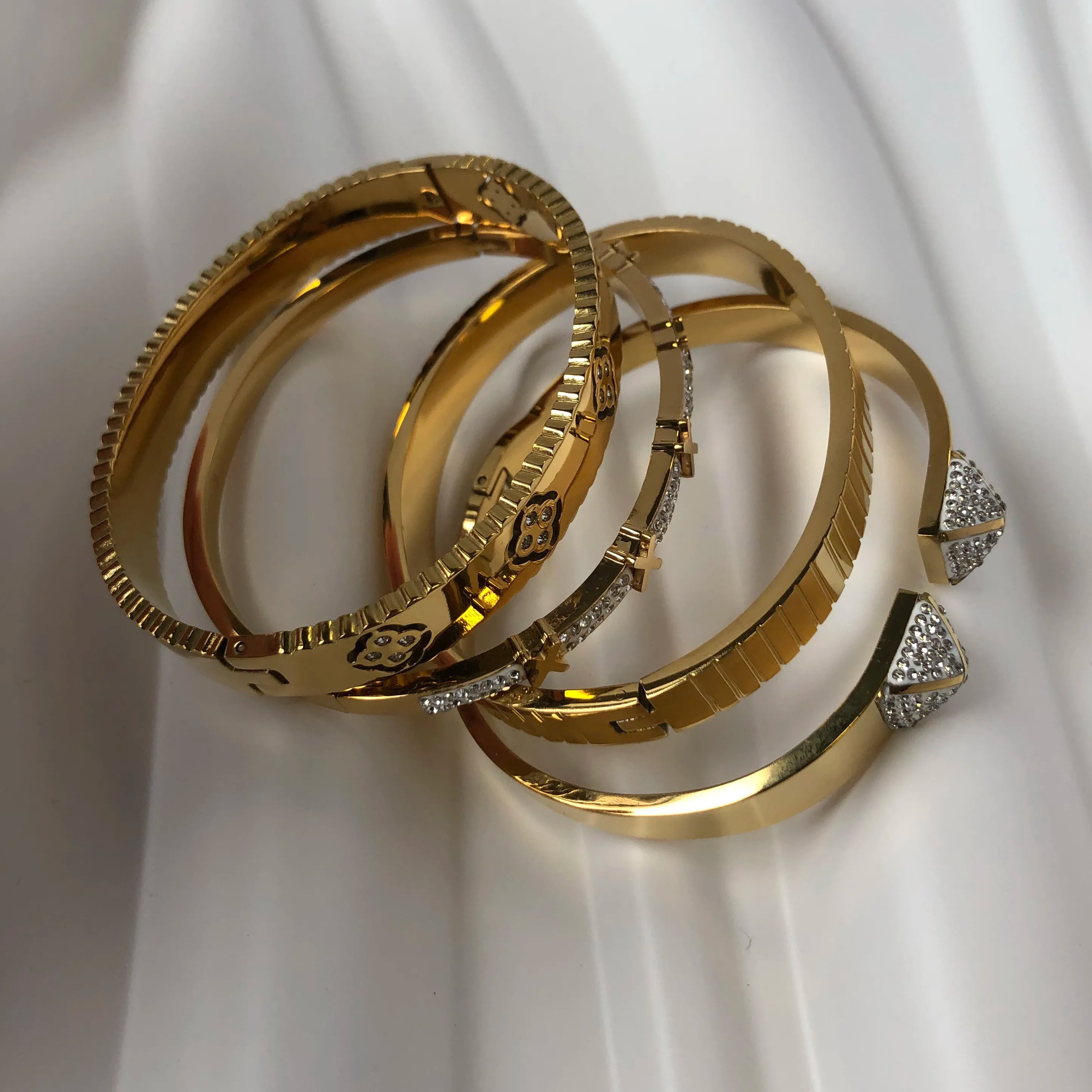 Bracelete Feminino de Aço Inoxidável Dourado com Cristais