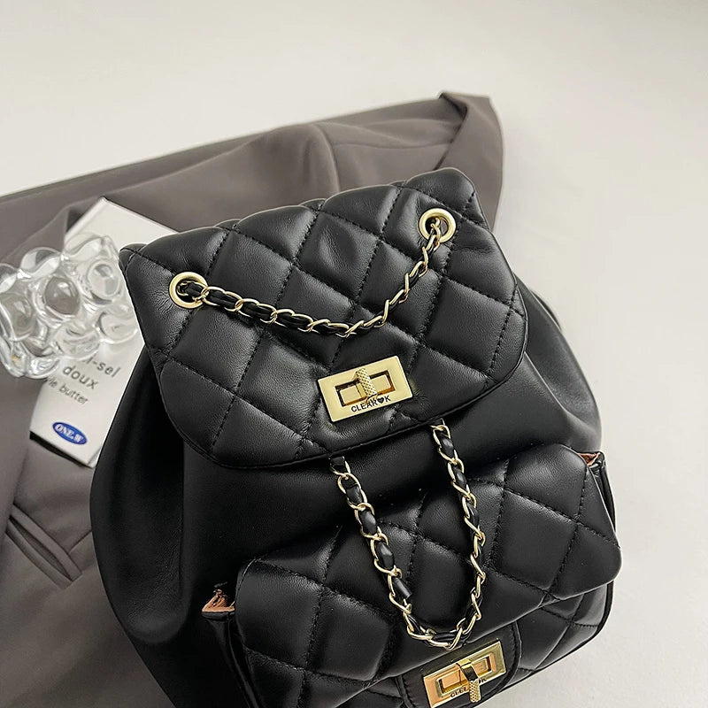 Mochila Matelassê com Corrente Dourada e Aba Estruturada