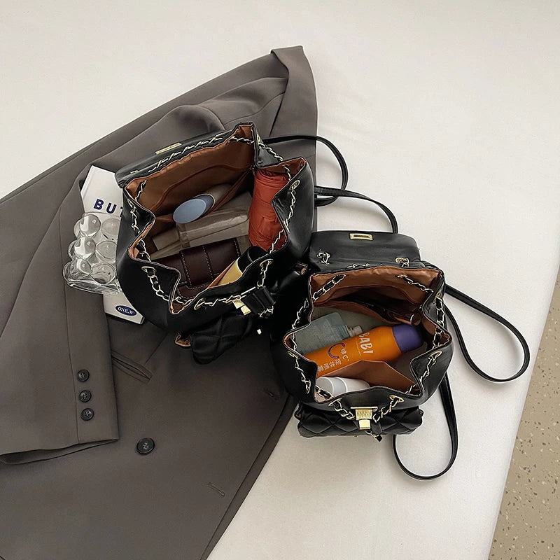 Mochila Matelassê com Corrente Dourada e Aba Estruturada