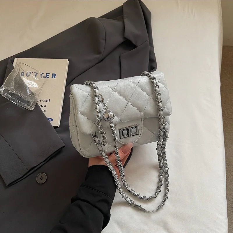 Mini Bolsa Crossbody Matelassê com Corrente Elo