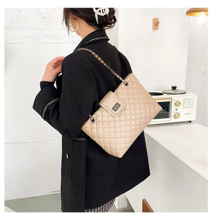 Bolsa Tote Matelassê Grande com Corrente Street Style