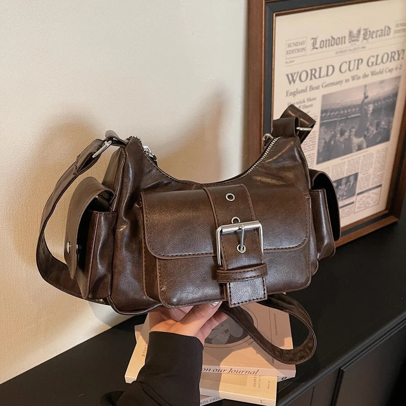 Bolsa Hobo Vintage com Bolsos e Fivela