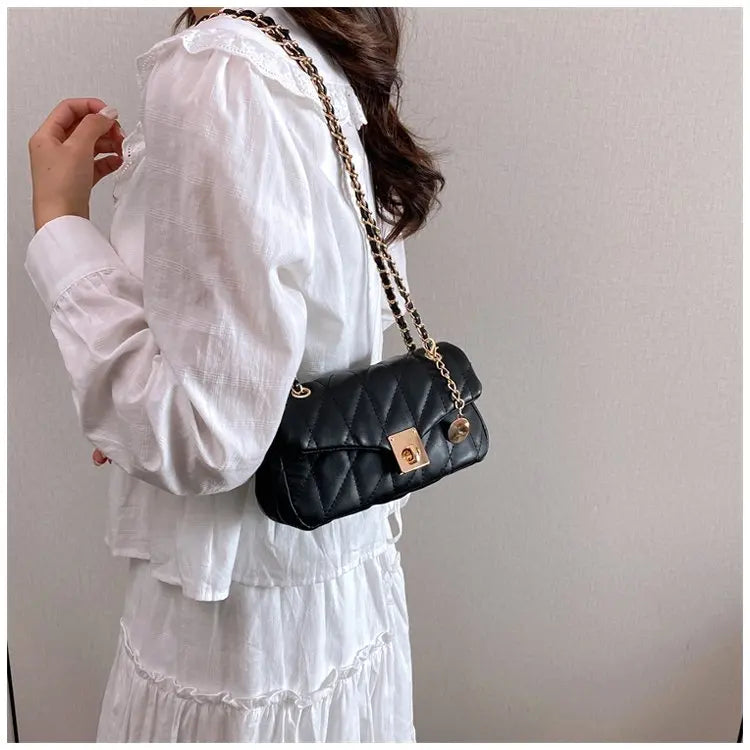 Bolsa Crossbody Matelassê com Corrente Dourada e Fecho Metálico