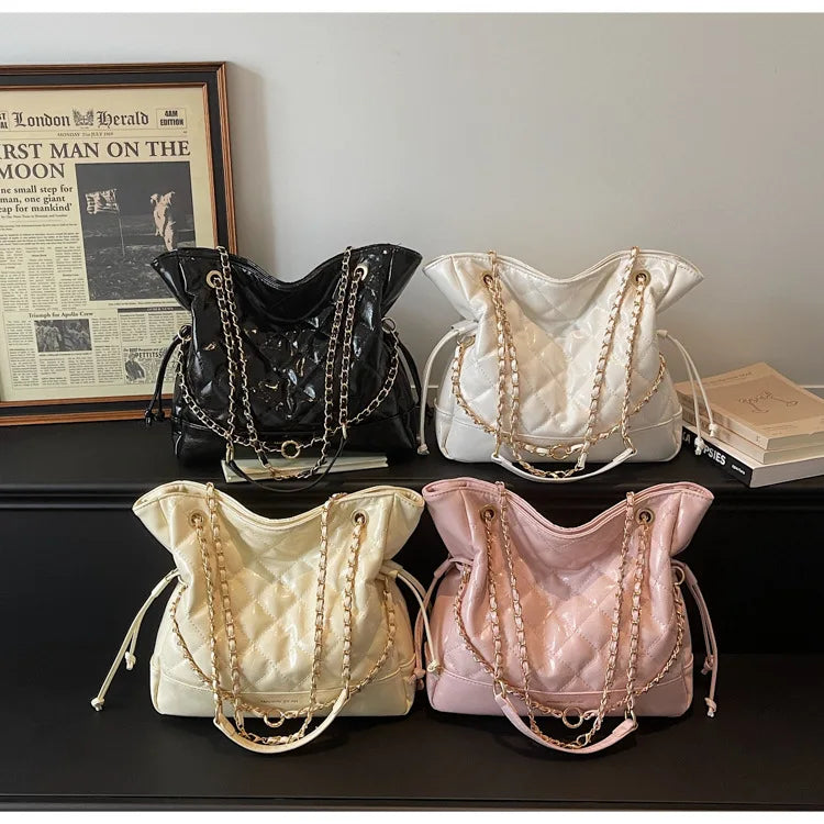 Bolsa Tote Grande Matelassê com Corrente Dourada