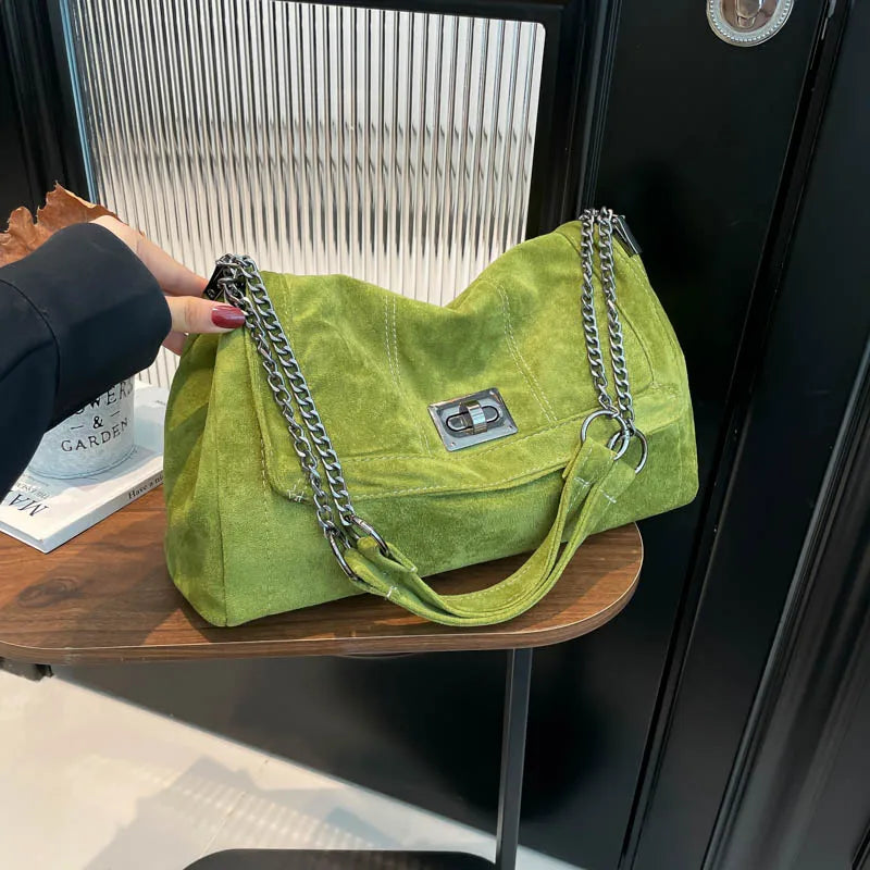 Bolsa Hobo Camurça com Corrente Prateada Grande Capacidade