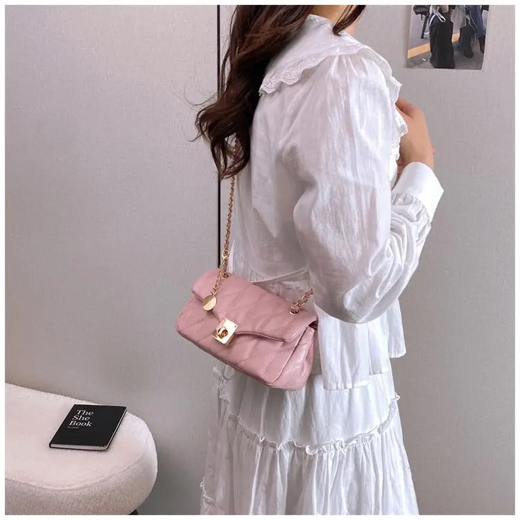 Bolsa Crossbody Matelassê com Corrente Dourada e Fecho Metálico