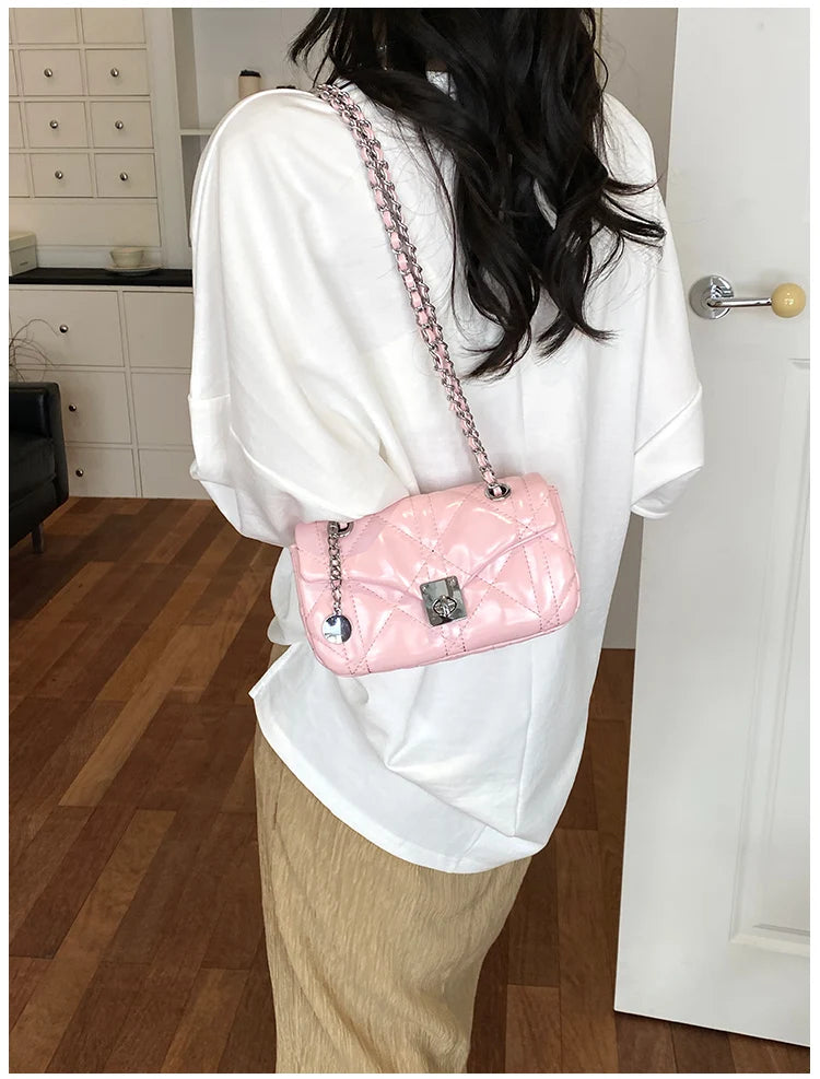 Bolsa Shoulder Cloud Trançada com Alça Argola