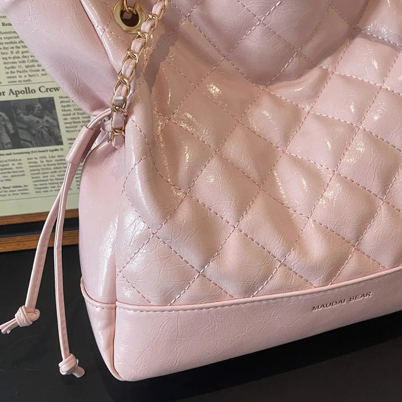 Bolsa Tote Grande Matelassê com Corrente Dourada
