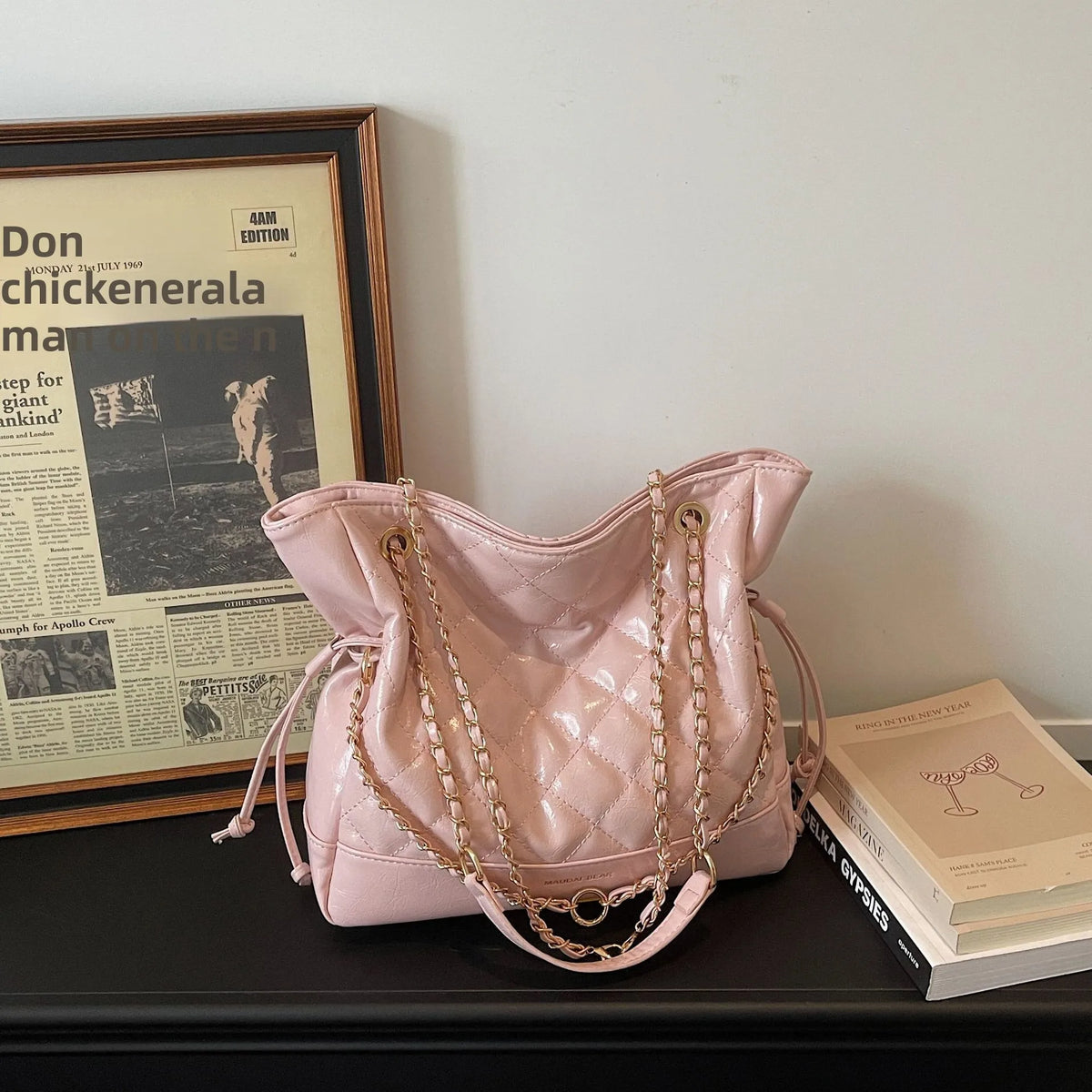 Bolsa Tote Grande Matelassê com Corrente Dourada
