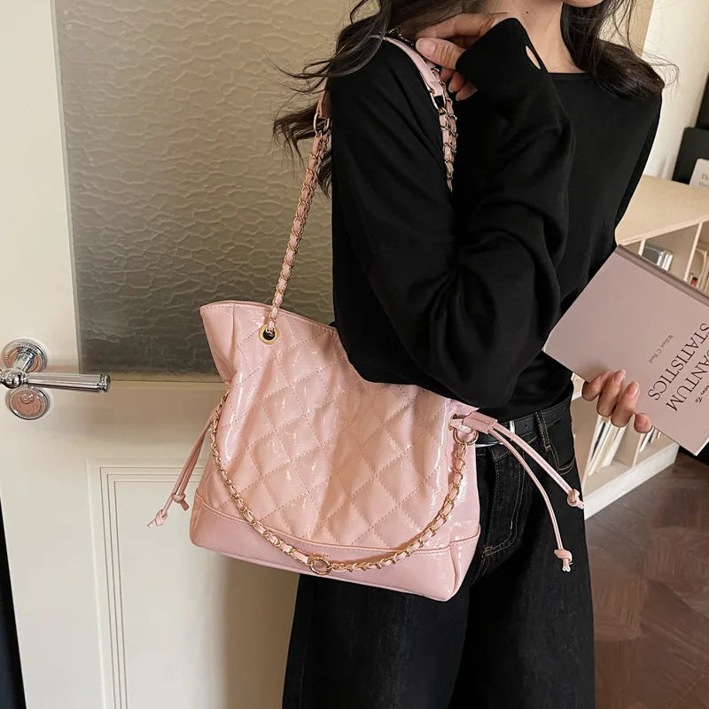 Bolsa Tote Grande Matelassê com Corrente Dourada