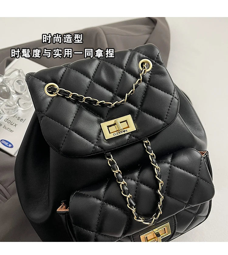 Mochila Matelassê com Corrente Dourada e Aba Estruturada