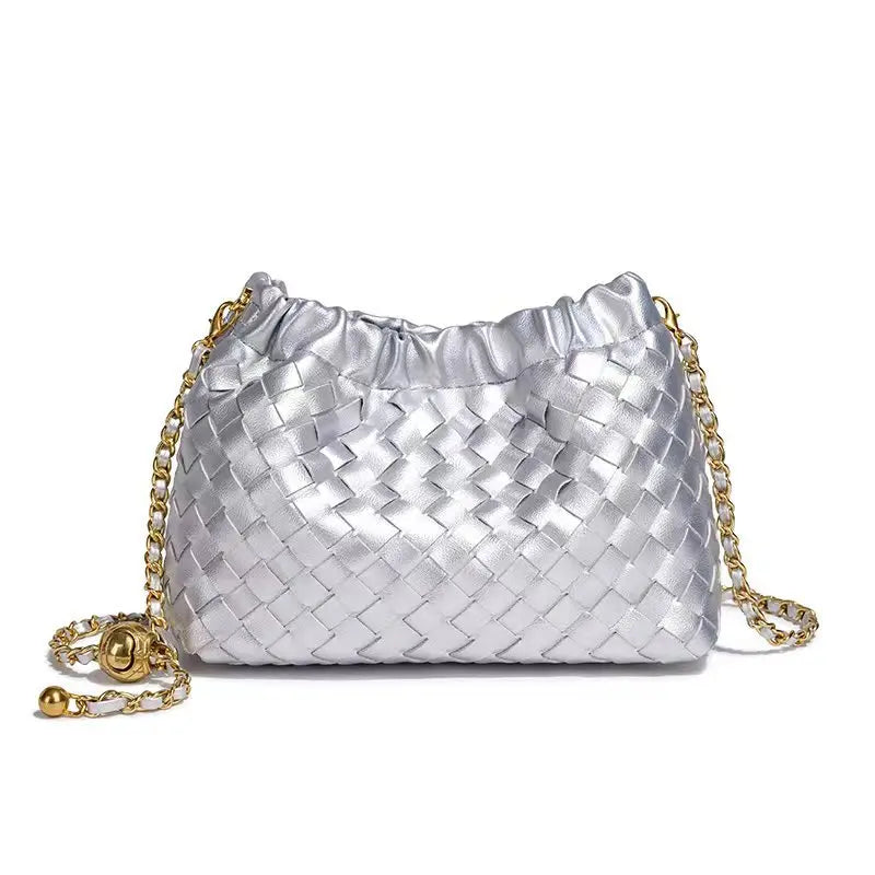 Bolsa Cloud Feminina Trançada com Corrente Dourada