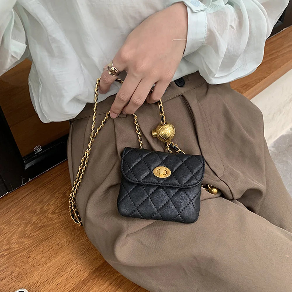 Mini Bolsa Matelassê com Corrente e Pingente Bola Dourada
