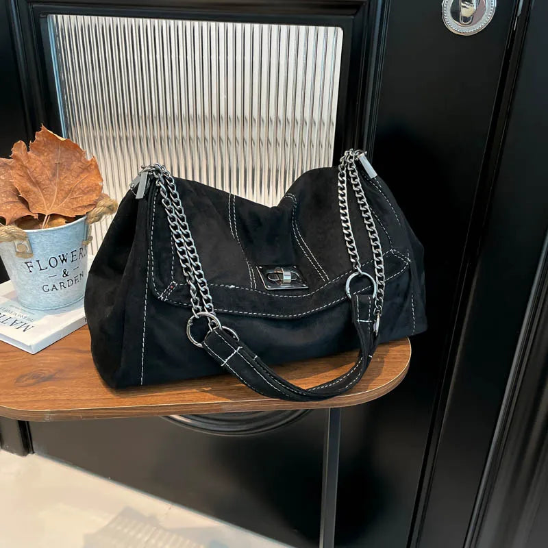 Bolsa Hobo Camurça com Corrente Prateada Grande Capacidade