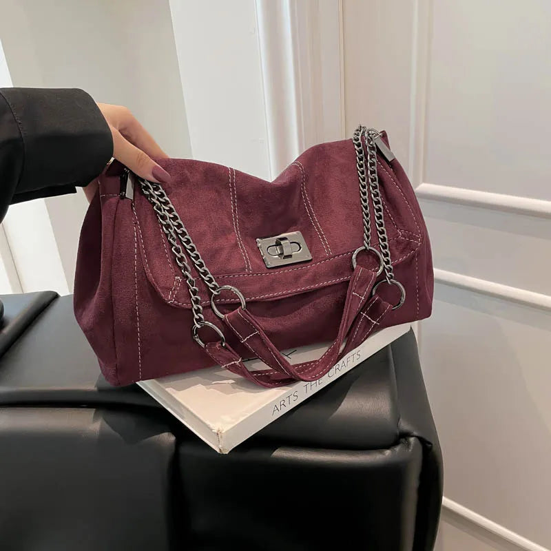 Bolsa Hobo Camurça com Corrente Prateada Grande Capacidade