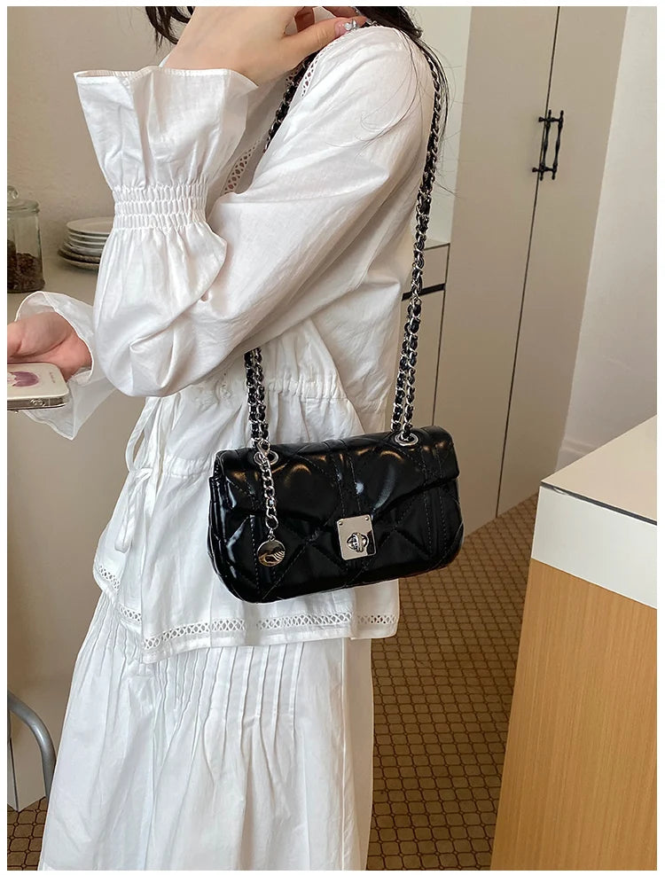 Bolsa Shoulder Cloud Trançada com Alça Argola