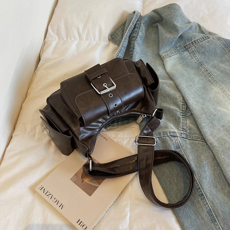 Bolsa Hobo Vintage com Bolsos e Fivela