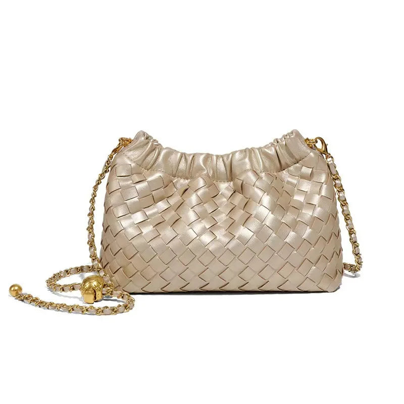 Bolsa Cloud Feminina Trançada com Corrente Dourada
