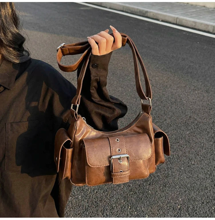 Bolsa Hobo Vintage com Bolsos e Fivela