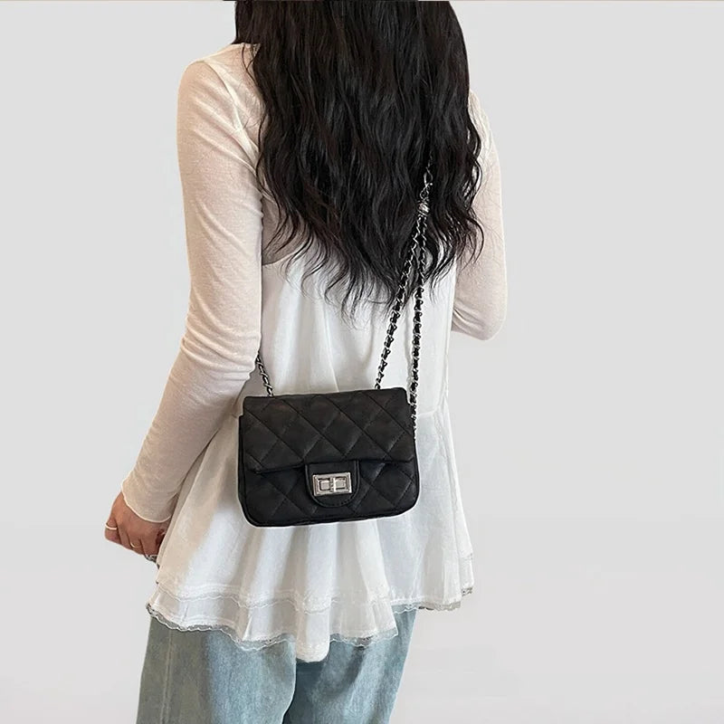Mini Bolsa Crossbody Matelassê com Corrente Elo
