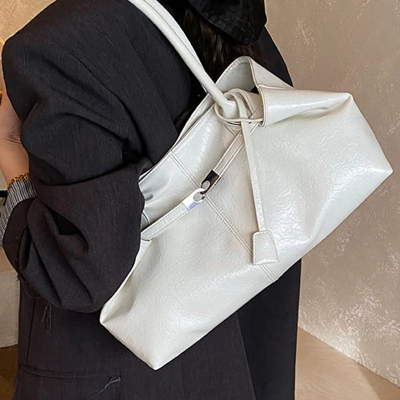 Bolsa Tote Grande Soft com Fecho Dourado