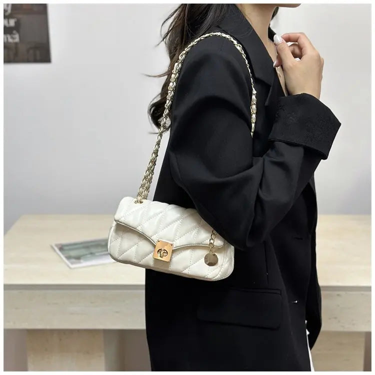 Bolsa Crossbody Matelassê com Corrente Dourada e Fecho Metálico