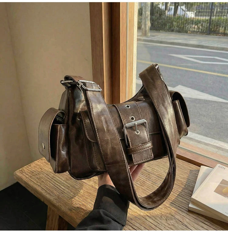 Bolsa Hobo Vintage com Bolsos e Fivela