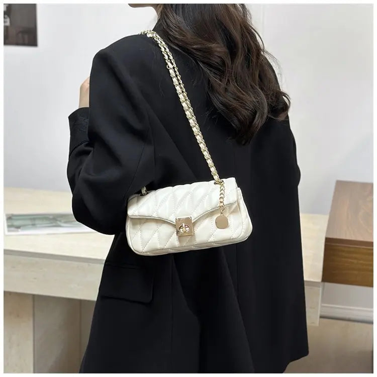 Bolsa Crossbody Matelassê com Corrente Dourada e Fecho Metálico