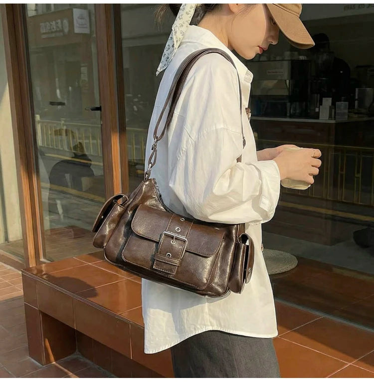 Bolsa Hobo Vintage com Bolsos e Fivela